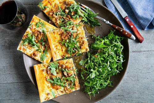 Pizza bianca mit Feta und Thunfisch auf Crème fraîche mit Walnuss, dazu Rucola