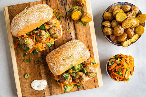 Bánh Mì mit Schweinehackbällchen dazu Ofenkartoffeln und Limettenmayo