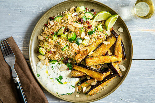 Knusprig gebackene Aubergine mit Cranberry-Gurken-Couscous und Minzjoghurt