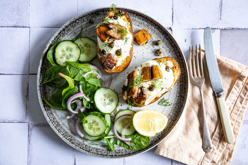 Kumpir mit Kapern-Makrelen-Füllung dazu gemischter Salat mit Gurke und Zitrone