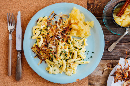 Käsespätzle mit Röstzwiebeln und selbst gemachtem Apfelkompott