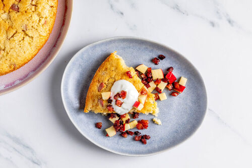 Apfelkuchen mit süßem Speck serviert mit Joghurt