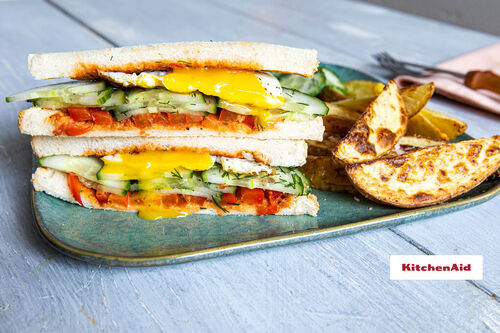 Spiegelei-Sandwiches mit Paprikasauce dazu gebackene Kartoffeln & Gurken-Dill-Salat