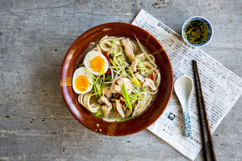 Hähnchen-Ramen-Suppe mit Miso und Udon-Nudeln