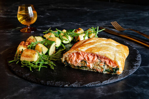 Lachsstrudel mit Blätterteig und Spinat dazu Zucchini-Queller-Salat