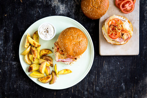 Kassler Burger mit geschmorten Zwiebeln und Käse