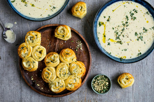 Pastinakensuppe mit Mandeltopping dazu Zupfbrot mit Knoblauch und Käse