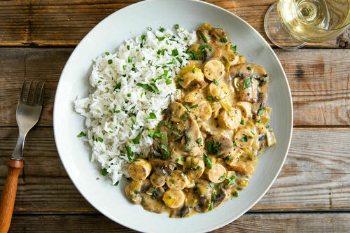 Vegetarisches Stroganoff mit Würstchen dazu Basmatireis mit Kräutern