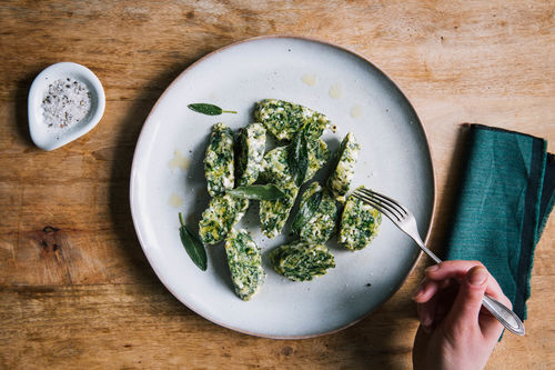 Selbstgemachte Spinat-Malfatti mit brauner Salbei-Butter