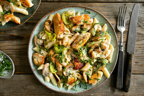 Schnelles Hähnchengeschnetzeltes mit Rahmchampigons und Pasta