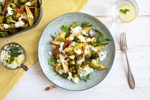 Knusprige Brokkoli-Kartoffeln mit Hirtenkäse und Zitronencreme