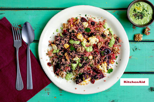 Rote-Bete-Quinoa mit Cranberrys dazu gebackener Feta und Nüsse