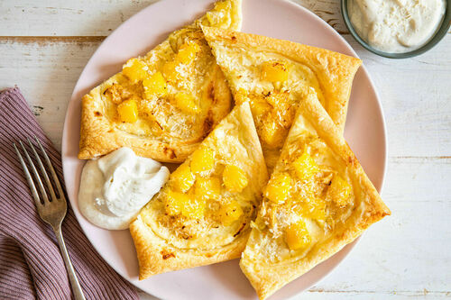 Ananas-Apfel-Törtchen mit Kokos serviert mit Schlagsahne und Sirup
