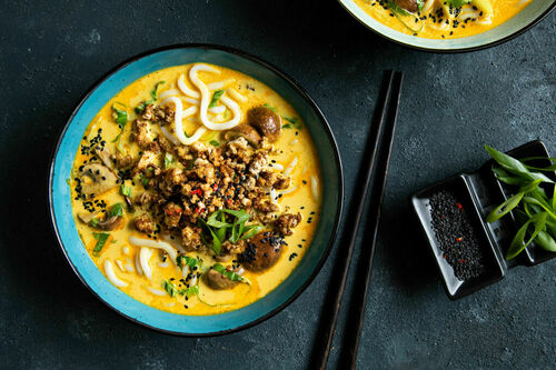 REBOOT Kokos-Udon-Nudeln mit Knusper-Tofu mit Champignons und Pak Choi