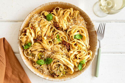Mediterrane Pasta mit Schmorgemüse garniert mit zitronigen Pankobröseln