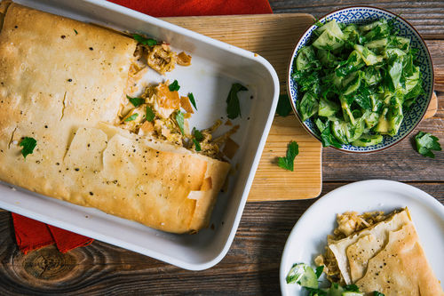 Scamorza-Wirsing-Auflauf im Filoteig mit Gurkensalat