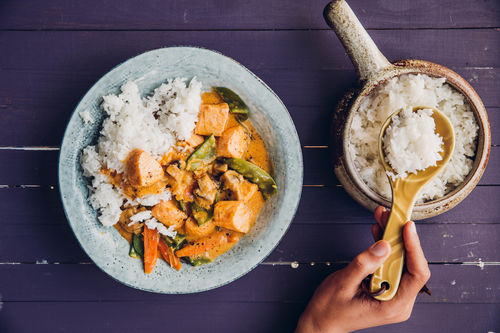 Lachs an rotem Curry mit Kaiserschoten und Jasminreis