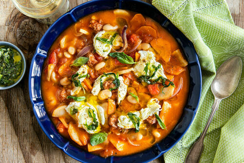 Herzhafter Salsiccia-Bohnen-Eintopf mit Basilikum-Knoblauch-Öl und Mozzarella