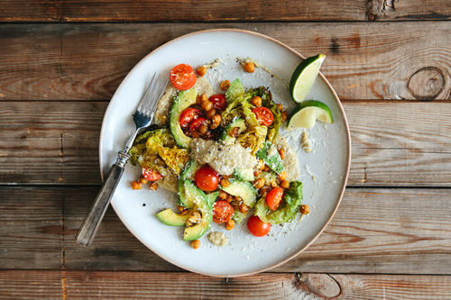 Grill-Salat mit Kichererbsen Avocado und Käse-Kapern-Dressing