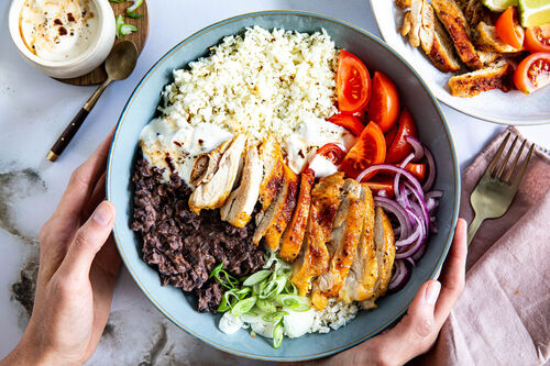 Hähnchen-Bowl Low Carb mit Blumenkohlreis und Chipotle-Joghurt