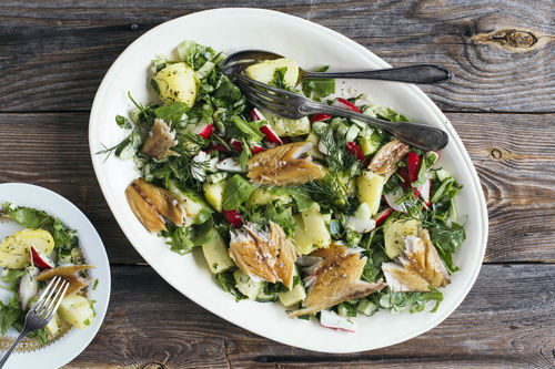 OP Geräuchertes Makrelenfilet auf buntem Kartoffel-Rucola-Salat