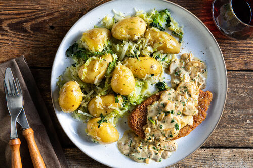 Bohnenschnitzel mit cremiger Pilzsauce dazu Kartoffel-Wirsing-Gemüse