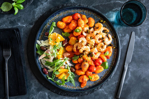 Pistazien-Knoblauch-Garnelen an Gnocchi mit Tomatensauce und Fenchel-Orangen-Salat