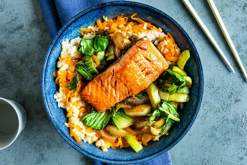 Lachs mit Ahornsirupglasur dazu Pak Choi und Karotten-Sushireis