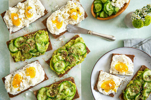 Special: Schnittchen mit Fetacreme und Ei und mit Guacamole und marinierter Gurke