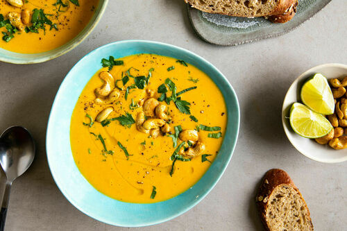 Süßkartoffel-Ingwer-Cremesuppe mit Kokosmilch und Cashewnüssen