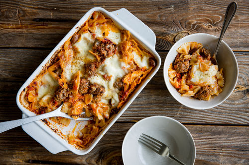 Überbackene Rinderhackbällchen im Nudelauflauf mit Mozzarella