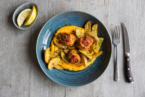 Scharfes Schweinefilet mit Kartoffeln und Karotten-Humus