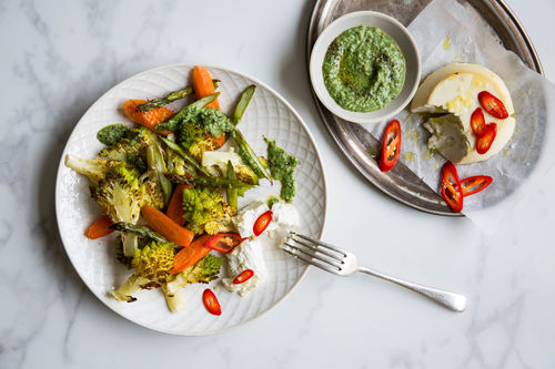 Geröstetes Spargelgemüse mit gebackenem Ricotta und Bärlauch