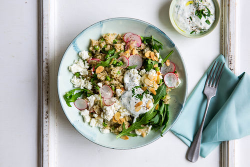 Frischer Quinoa-Erbsen-Salat mit Radieschen und Trakaya
