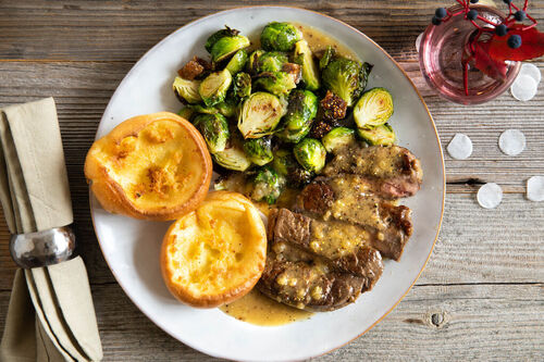 DNU Rindersteak mit Salbeisauce dazu Yorkshirepudding und Rosenkohl