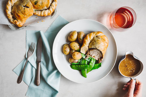 Hähnchen Wellington mit Pilzen Zuckerschoten und Röst-Drillingen