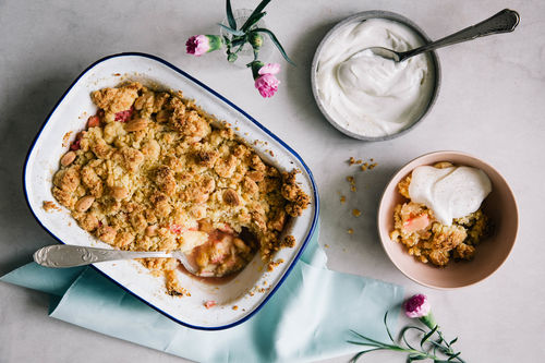 Rhabarber-Crumble mit Mandeln und Joghurt