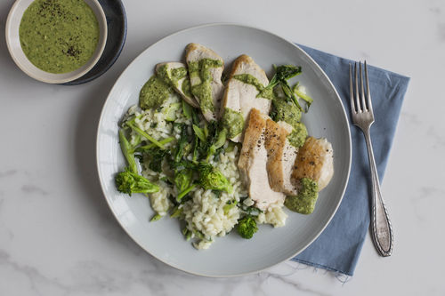 Brokkoli-Risotto mit Hähnchen und Cashew-Basilikum-Pesto