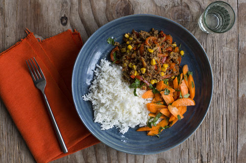 Mexikanische Rinder-Bowl mit Mais und Karottensalat