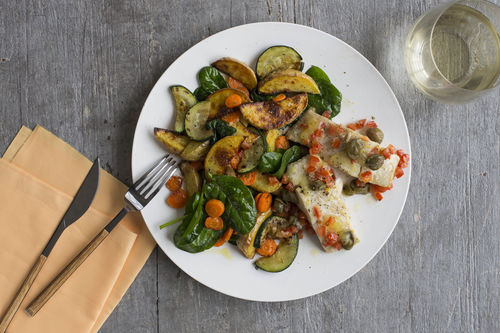 Seelachsfilet mit Kapern-Salsa und Ofengemüse