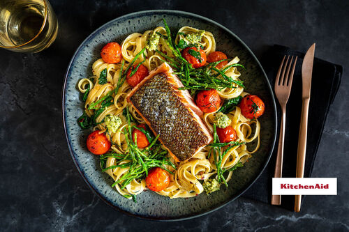 Knuspriges Lachsfilet mit Queller auf Pasta mit Chili-Kirschtomaten und Dill