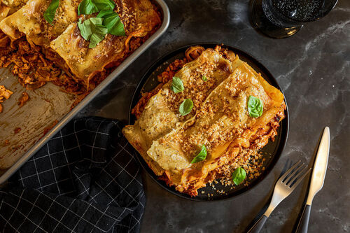 Vegane Lasagne bolognese mit Soja-Béchamel und Panko-Topping