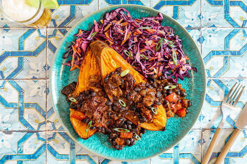 Gebackene Süßkartoffel mit veganem Gulasch mexikanische Art mit schwarzen Bohnen