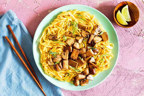 RS Malaysische Tofu-Nudeln mit würziger Karottensauce und Pilzen