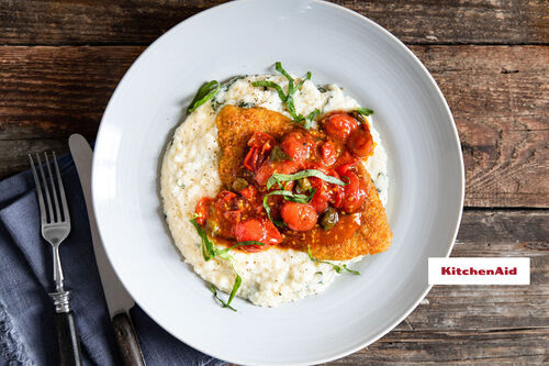 Veggie-Schnitzel auf Blumenkohlpüree mit Käse, dazu rauchige Tomatensauce