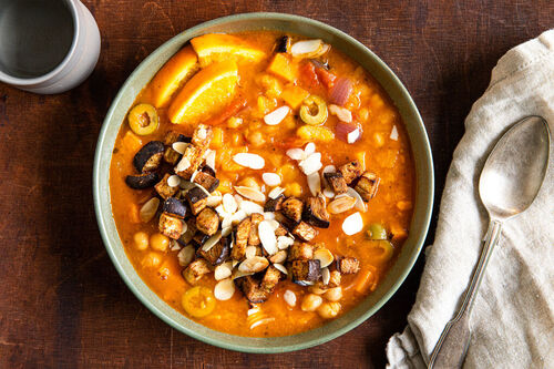 Auberginen-Süßkartoffel-Ragout mit getrockneten Aprikosen und Oliven