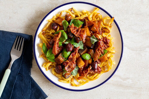Spätzle in Auberginen-Tomaten-Sauce mit knusprigem Bacon