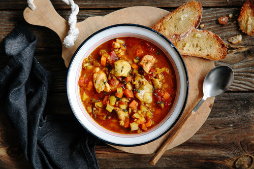 Bouillabaisse-Fisch-Eintopf mit Fenchel und Safran