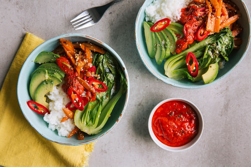 Leichte Avocado-Reis-Bowl mit Pak Choi und Miso-Sauce