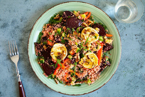 Rote-Bete-Couscous-Salat mit Ziegenkäse mit Ras el-Hanout und Pekannüssen